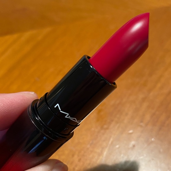 MAC Love Me Lipstick Nine Lives - Picture 5 of 16